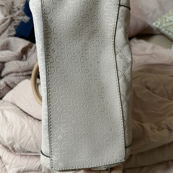 Guess Purse - Picture 9 of 9